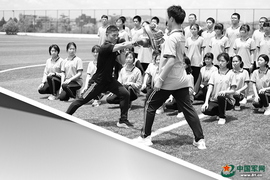 優(yōu)秀退役軍人進(jìn)入校園任教，在三尺講臺立德樹(shù)人
——  “迷彩園丁”耕耘菁菁校園-云南能投軍創(chuàng  )產(chǎn)業(yè)投資有限公司