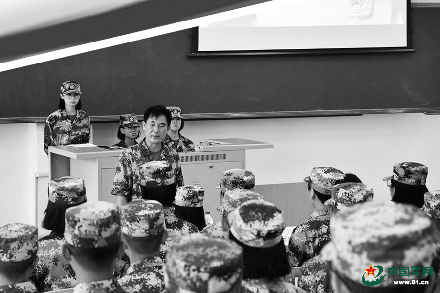 優(yōu)秀退役軍人進(jìn)入校園任教，在三尺講臺立德樹(shù)人
——  “迷彩園丁”耕耘菁菁校園-云南能投軍創(chuàng  )產(chǎn)業(yè)投資有限公司