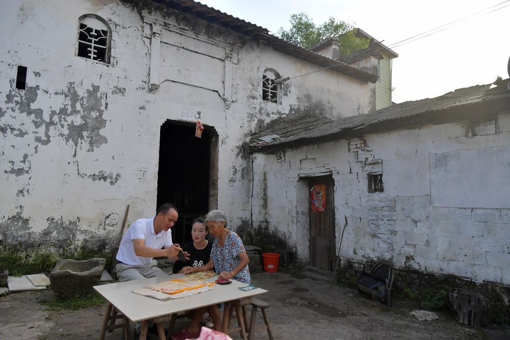 走遍千萬(wàn)里，他為埋骨他鄉的烈士尋親-云南能投軍創(chuàng  )產(chǎn)業(yè)投資有限公司