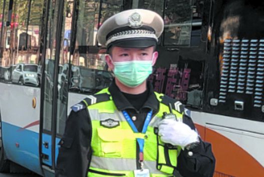 輔警、安裝工、騎手……望平街“六勇士”找到了
他們是普通人更是一眾英雄-云南能投軍創(chuàng  )產(chǎn)業(yè)投資有限公司