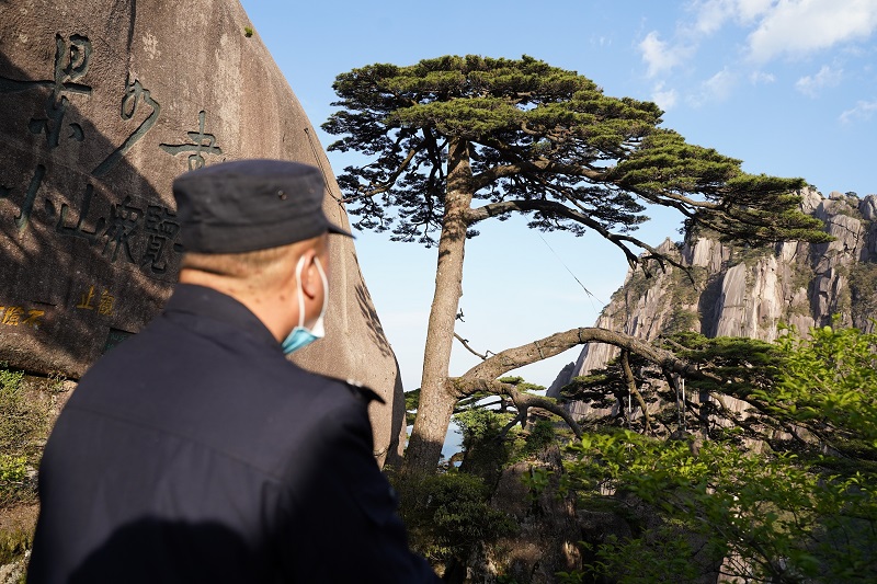 MAIN202208141532000278339069945.jpeg 收到總書(shū)記回信的黃山守松人胡曉春,有怎樣的故事?-云南能投軍創(chuàng )產(chǎn)業(yè)投資有限公司