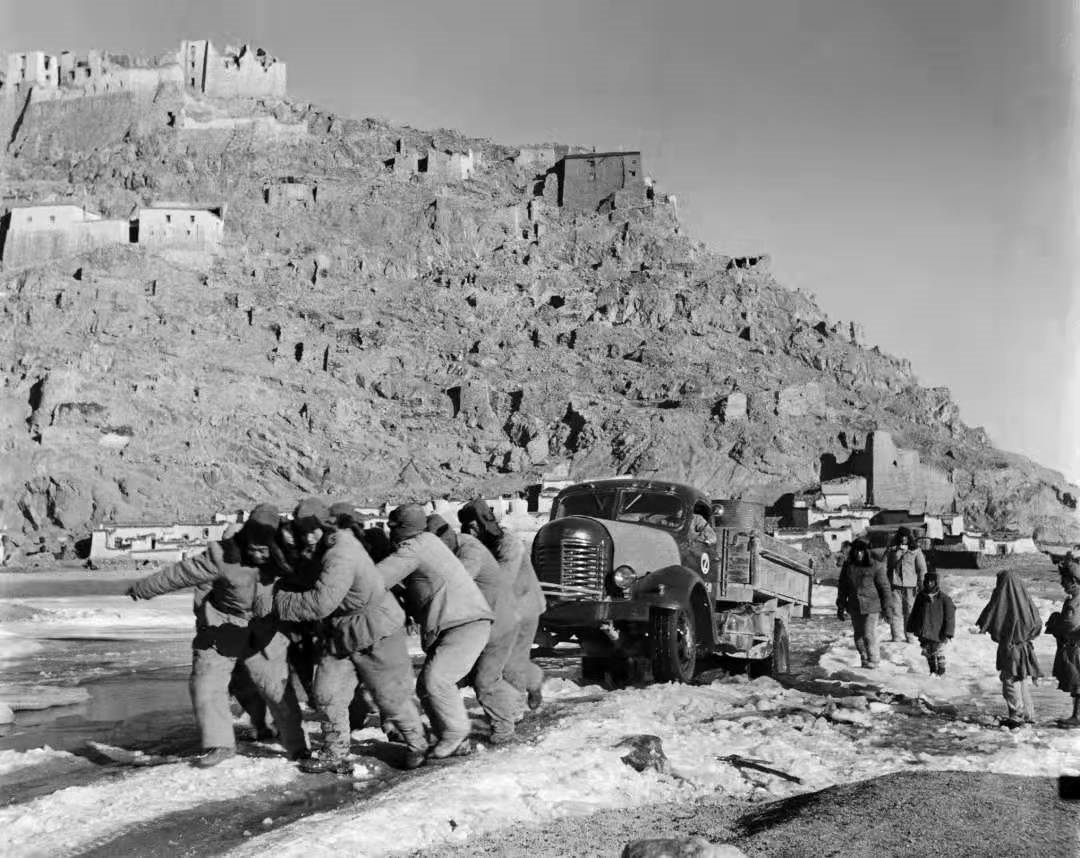 西藏高原“鐵牦?！?  ——記始終戰斗在筑路工程最前沿的汽車(chē)十六團