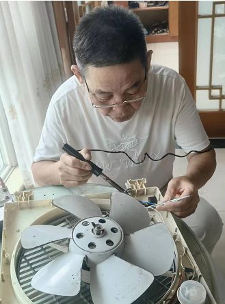 309c236f8da4246b443e58.png 天有一雙手——記軍休干部吳建德義務(wù)為民服務(wù)11年-云南能投軍創(chuàng )產(chǎn)業(yè)投資有限公司