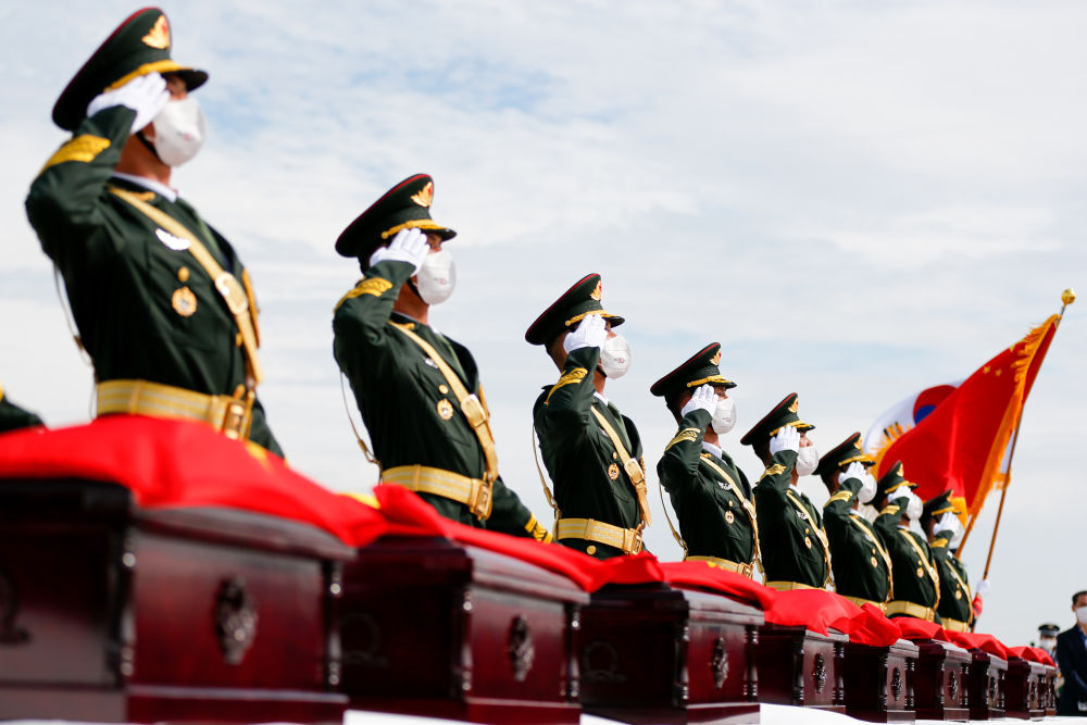09.jpg 中韓雙方交接第九批在韓中國人民志愿軍烈士遺骸-云南能投軍創(chuàng )產(chǎn)業(yè)投資有限公司