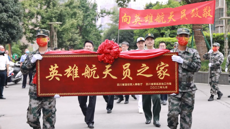 喜報牌匾送到葉光富家，姐姐說(shuō)他從小有個(gè)愿望……