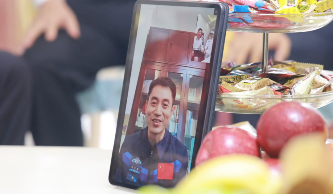 喜報牌匾送到葉光富家，姐姐說(shuō)他從小有個(gè)愿望……