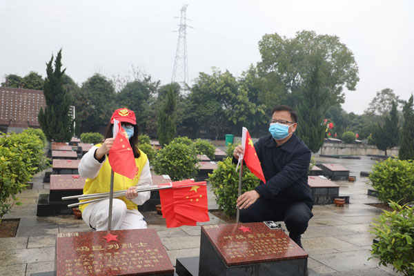 20230417103719415.jpg “雷鋒精神”閃耀邊關(guān)——廣西崇左市退役軍人志愿服務(wù)隊為烈士親屬服務(wù)代祭掃記事-云南能投軍創(chuàng )產(chǎn)業(yè)投資有限公司