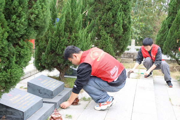 20230417103730719.jpg “雷鋒精神”閃耀邊關(guān)——廣西崇左市退役軍人志愿服務(wù)隊為烈士親屬服務(wù)代祭掃記事-云南能投軍創(chuàng )產(chǎn)業(yè)投資有限公司