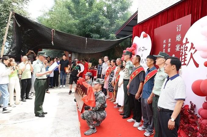 雙喜臨門(mén)！立功喜報送到訂婚現場(chǎng)
