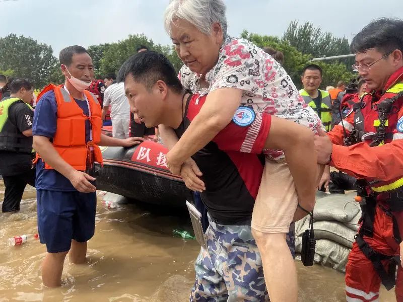 勇挑重擔風(fēng)雨同心 退役軍人事務(wù)系統和廣大退役軍人奮戰抗洪搶險救災一線(xiàn)