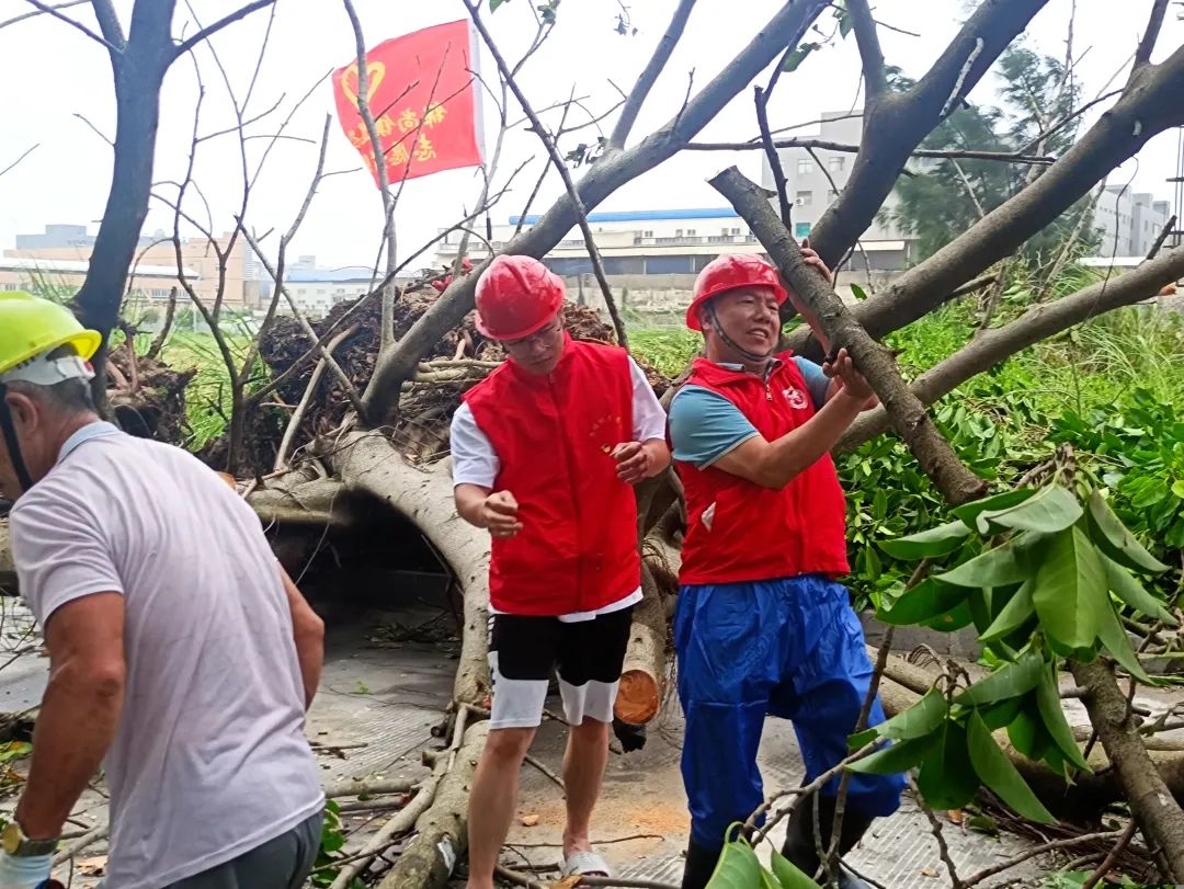 勇挑重擔風(fēng)雨同心 退役軍人事務(wù)系統和廣大退役軍人奮戰抗洪搶險救災一線(xiàn)