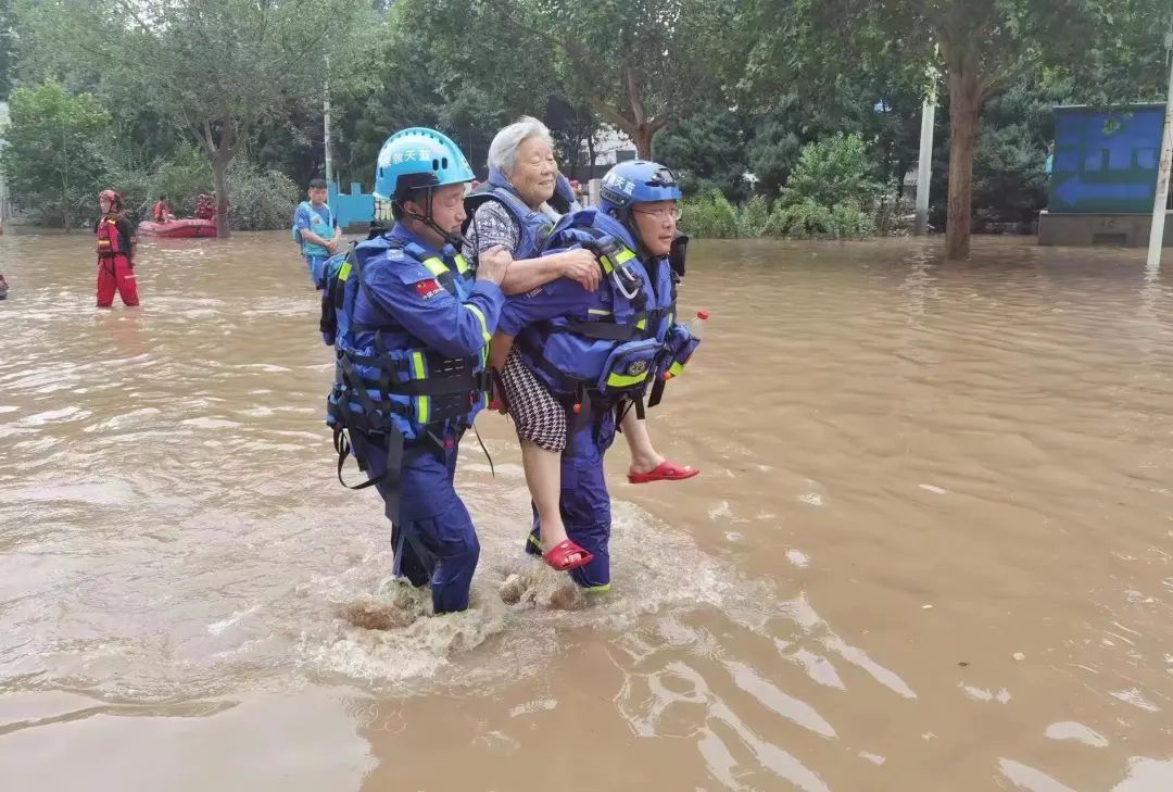 勇挑重擔風(fēng)雨同心 退役軍人事務(wù)系統和廣大退役軍人奮戰抗洪搶險救災一線(xiàn)