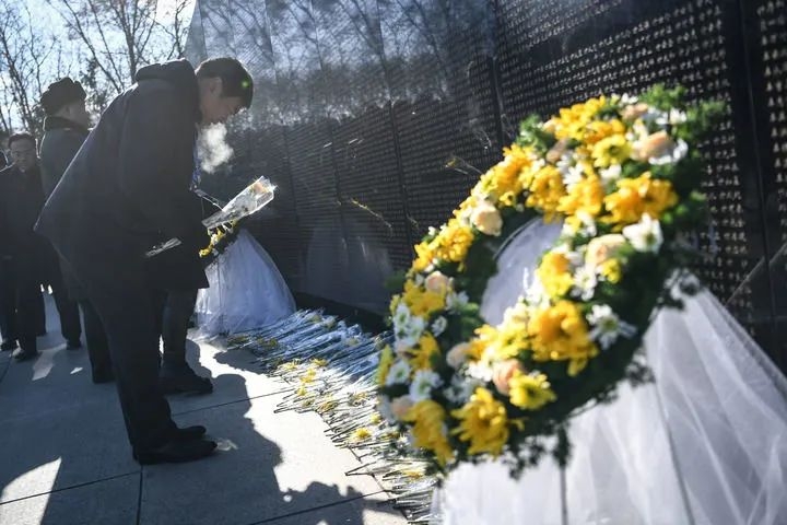 112710.jpg 新華社:英魂安息 家國安寧——第十批在韓中國人民志愿軍烈士遺骸安葬儀式側記-云南能投軍創(chuàng )產(chǎn)業(yè)投資有限公司