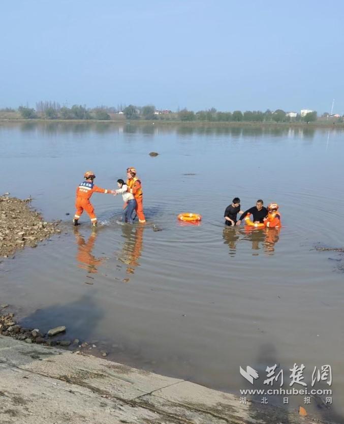 63歲退役老兵從橋上縱身一躍，成功救起落水女子