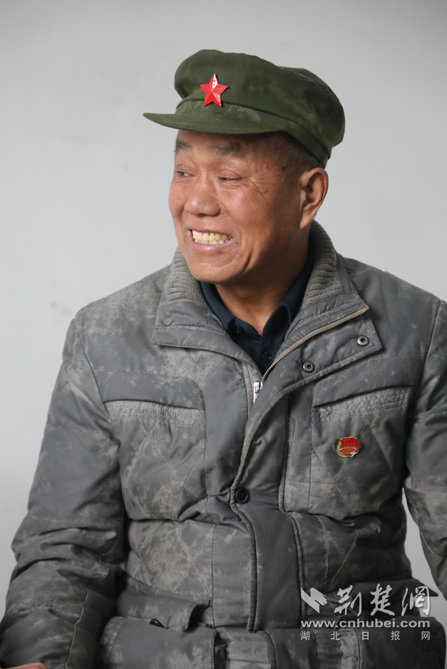 63歲退役老兵從橋上縱身一躍，成功救起落水女子