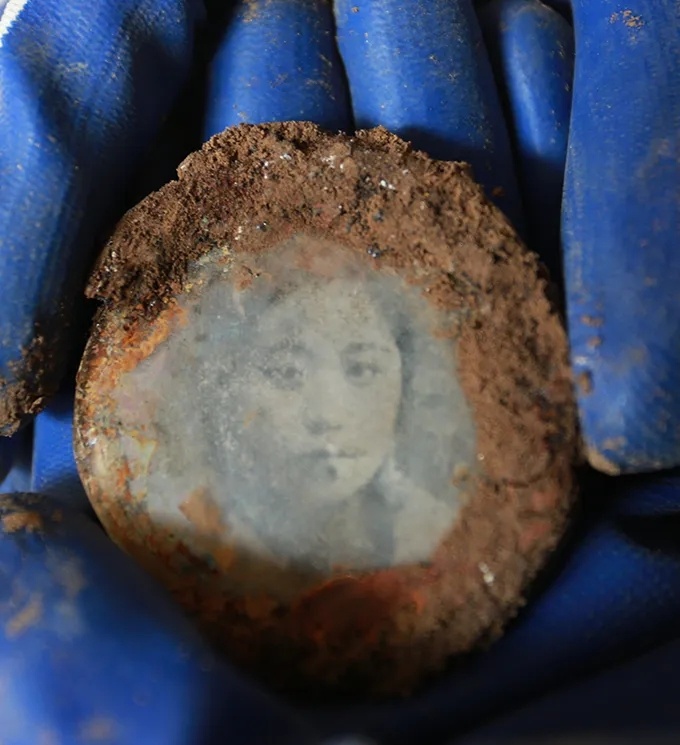 82年了，烈士手中緊緊握著(zhù)一張照片……她是誰(shuí)？