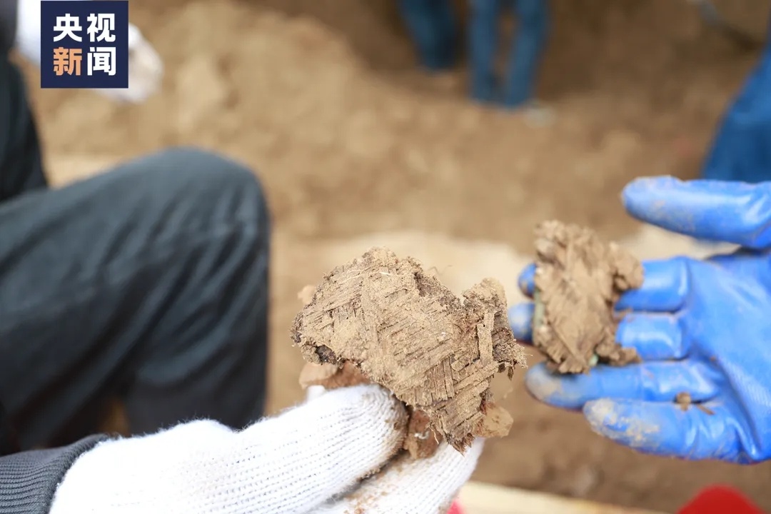 82年了，烈士手中緊緊握著(zhù)一張照片……她是誰(shuí)？