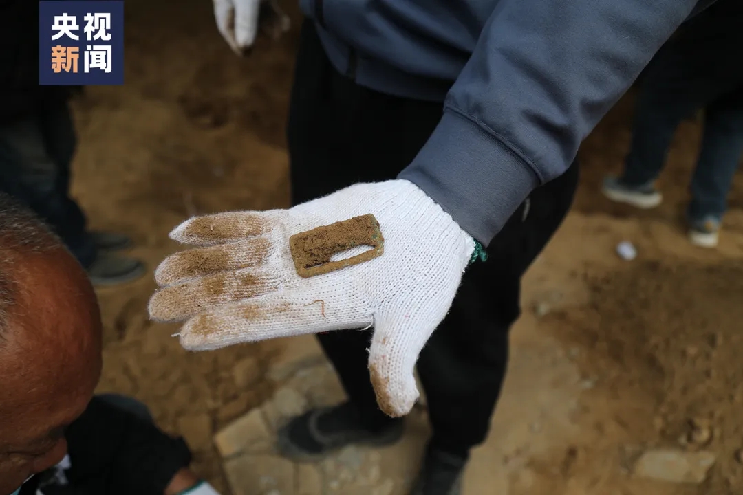 82年了，烈士手中緊緊握著(zhù)一張照片……她是誰(shuí)？