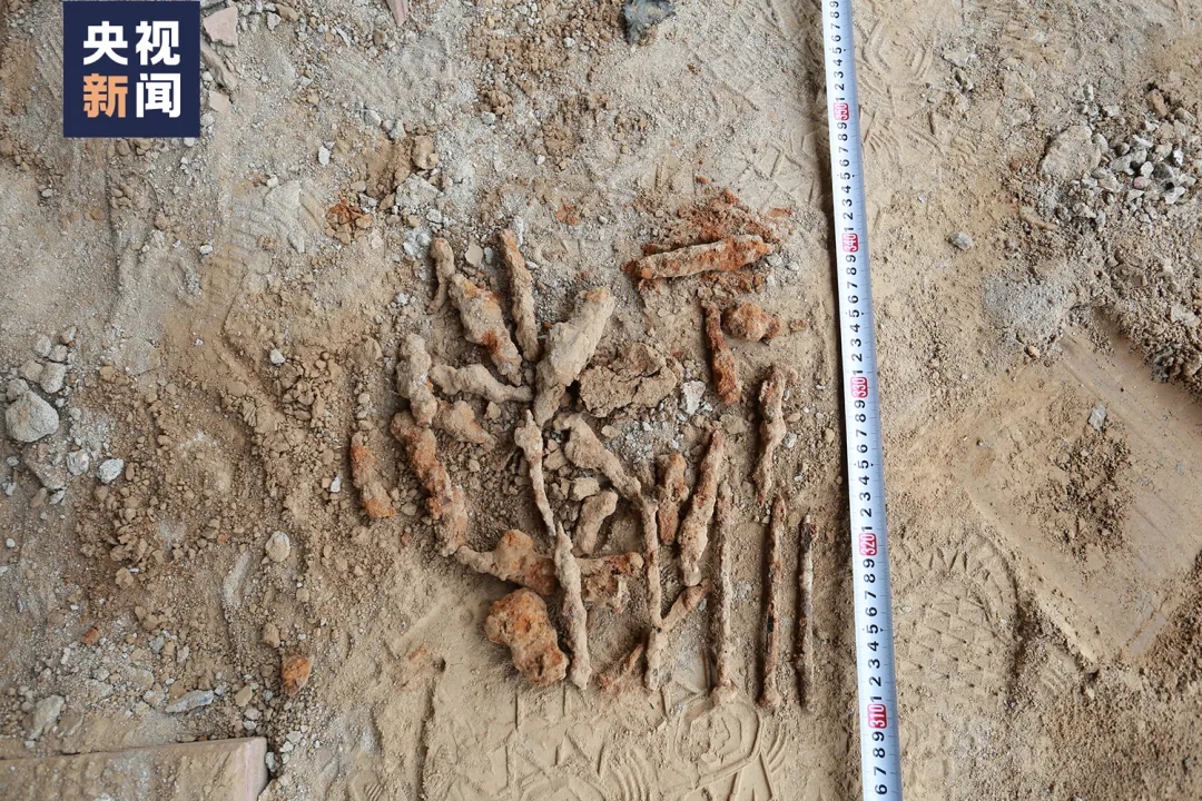 82年了，烈士手中緊緊握著(zhù)一張照片……她是誰(shuí)？