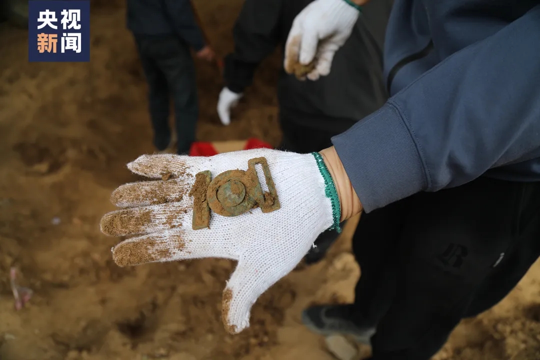 82年了，烈士手中緊緊握著(zhù)一張照片……她是誰(shuí)？