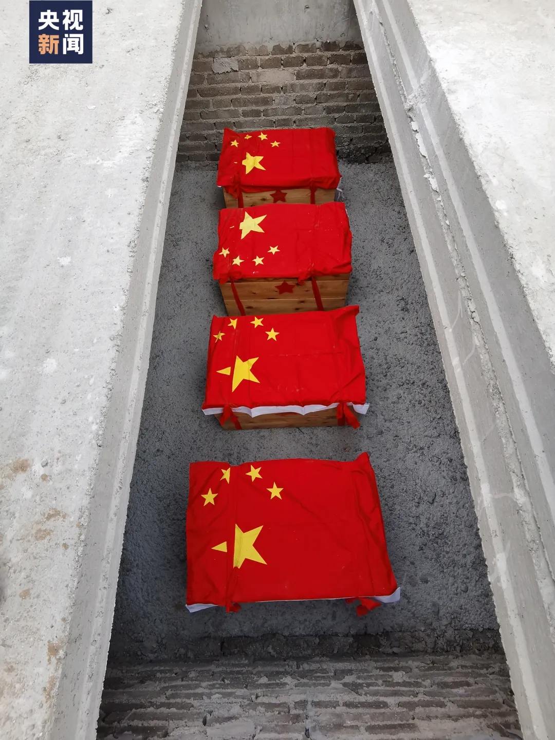 82年了，烈士手中緊緊握著(zhù)一張照片……她是誰(shuí)？