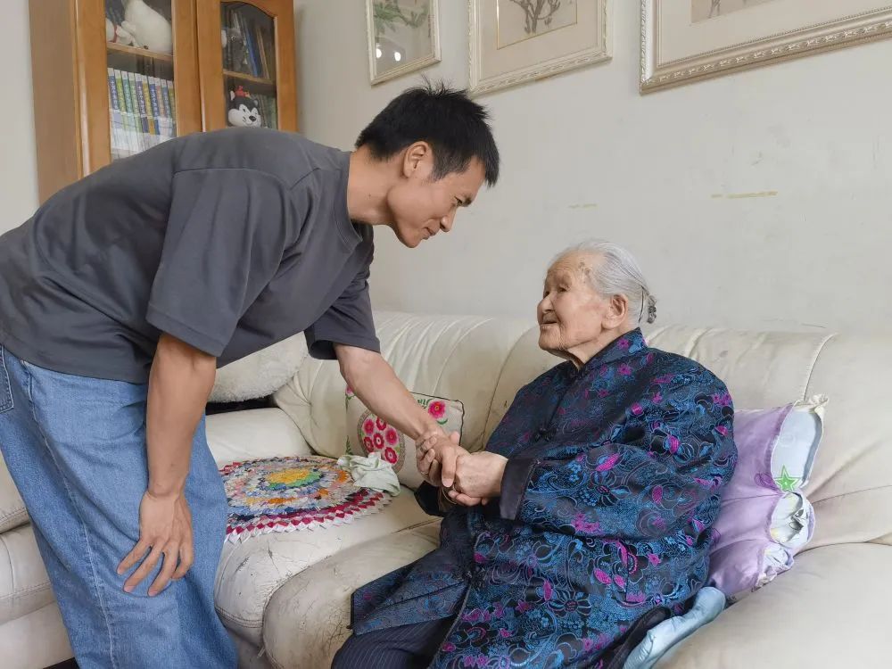 不朽的紅軍 永遠的黨魂——新華社記者探訪(fǎng)5位百歲老紅軍記事