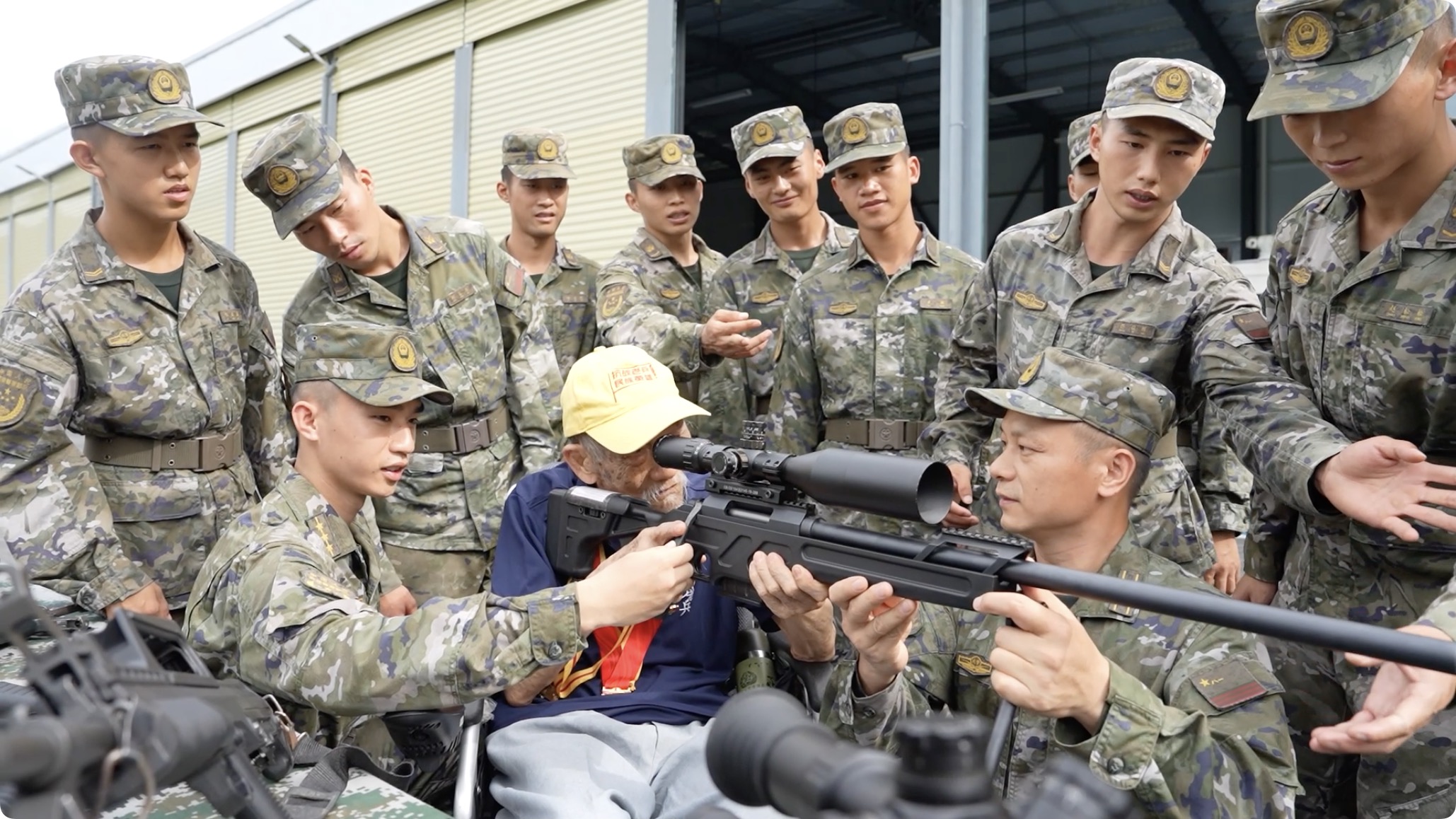 99歲抗戰老兵拿起新裝備，網(wǎng)友：這眼神！這氣勢！