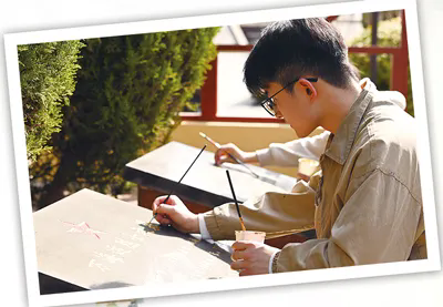 讓四百英烈容顏栩栩如生——安徽師范大學(xué)美術(shù)學(xué)院開(kāi)展“為烈士畫(huà)像”系列志愿服務(wù)活動(dòng)紀實(shí)-云南能投軍創(chuàng  )產(chǎn)業(yè)投資有限公司