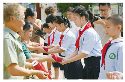 讓四百英烈容顏栩栩如生——安徽師范大學(xué)美術(shù)學(xué)院開(kāi)展“為烈士畫(huà)像”系列志愿服務(wù)活動(dòng)紀實(shí)-云南能投軍創(chuàng  )產(chǎn)業(yè)投資有限公司