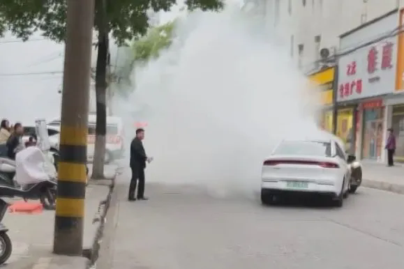 （退役軍人風(fēng)采）死死頂住失控車(chē)輛的他是退役軍人！