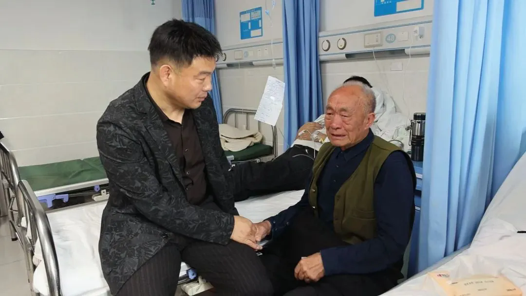 （退役軍人風(fēng)采）死死頂住失控車(chē)輛的他是退役軍人！