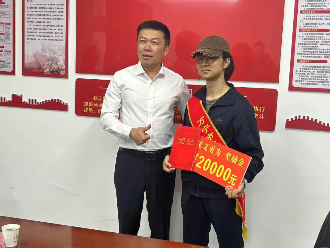 （講述·典型故事）在海南萬(wàn)寧海邊救人的“白衣小哥”是退役軍人！